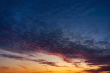 Kümülüs bulutları ile güzel renkli gün batımı.