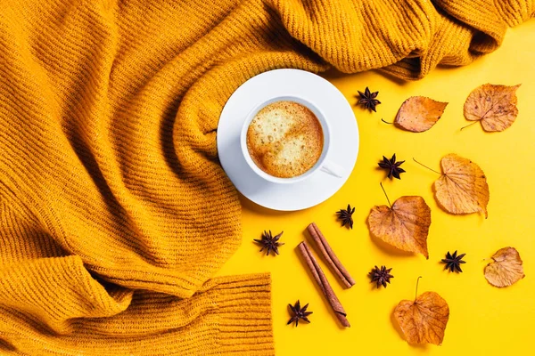 Composição do outono. Café e folhas secas no fundo amarelo . — Fotografia de Stock