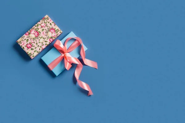 Fondo blu festivo con scatola regalo e fiocco . — Foto Stock