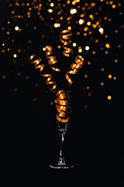 Tarjeta de Navidad. Vidrio con oropel y luces . — Foto de Stock