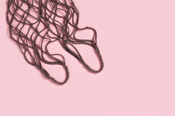 Concepto de cero residuos. Bolso textil de malla con fondo rosa . — Foto de Stock