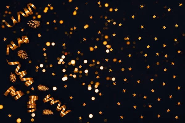 Tarjeta de Navidad con oropel y luces . — Foto de Stock