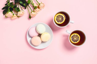 Marşmelov ve güllü iki fincan çay..