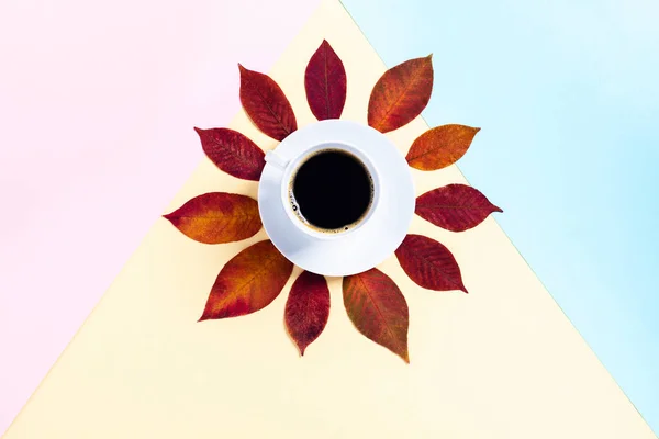 Café de outono de manhã em uma xícara branca em um fundo tricolor . — Fotografia de Stock
