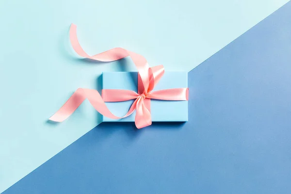 Una scatola regalo su uno sfondo a colori . — Foto Stock