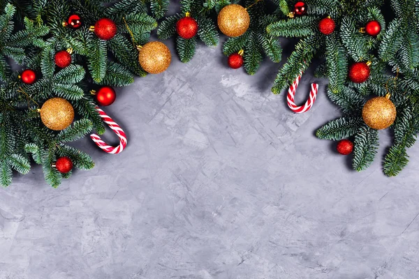 Fondo de Navidad con bolas doradas y rojas . — Foto de Stock