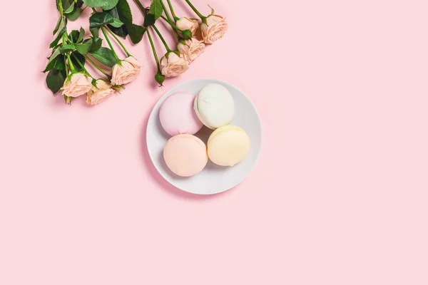 Marshmallow con rose sulla scrivania rosa . — Foto Stock