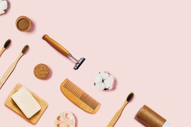 Pembe arka planda sıfır atık aksesuarı.