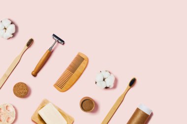 Pembe arka planda sıfır atık aksesuarı.