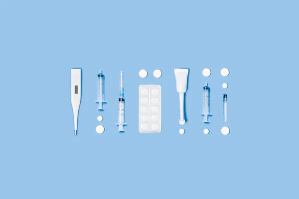 Medische Centrale Compositie Met Verschillende Accessoires Blauwe Achtergrond — Stockfoto