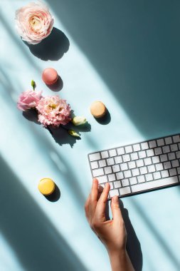 Olumlu duygularla evden çalışmak.