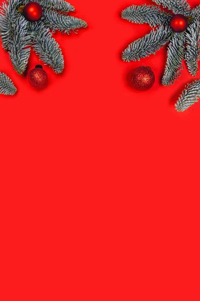 Boże Narodzenie tło z czerwonymi kulkami na brunche jodły. — Zdjęcie stockowe