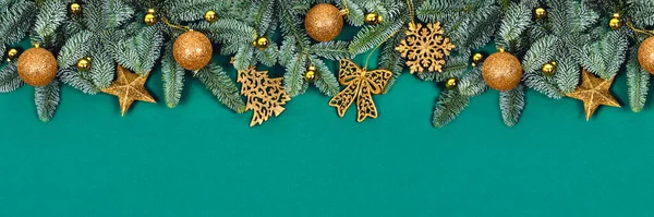 Altın oyuncaklarla Noel yeşili arka plan.