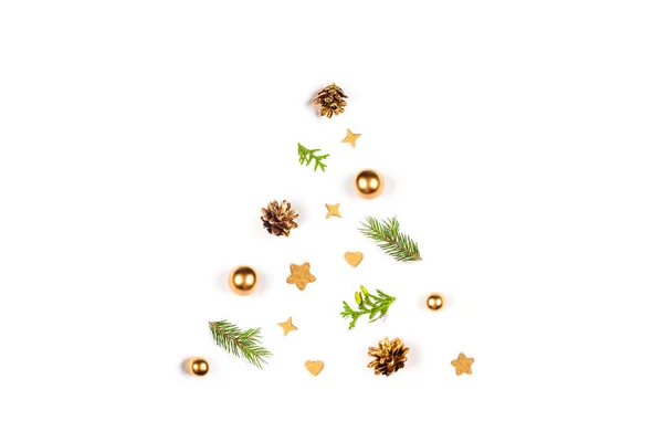 Рождественская открытка Рождественский фон с подарком, сосновые шишки, ветки, золотые игрушки. — стоковое фото