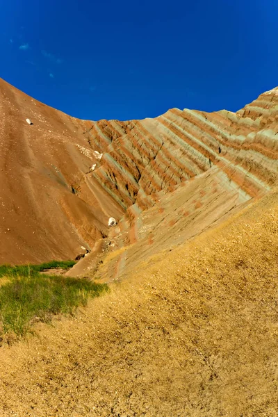 風景自然写真 カラフルな地層 アンカラ ベイパザリ ナリハン カイルハントルコ — ストック写真