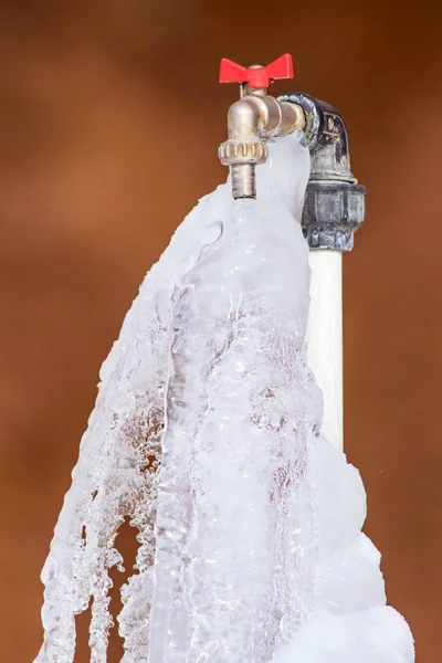 Замороженный Кран Зимой Коричневый Фон — стоковое фото