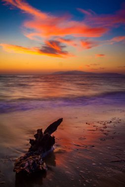 Gün batımı ve plaj. Gün batımı gökyüzü arka planı.