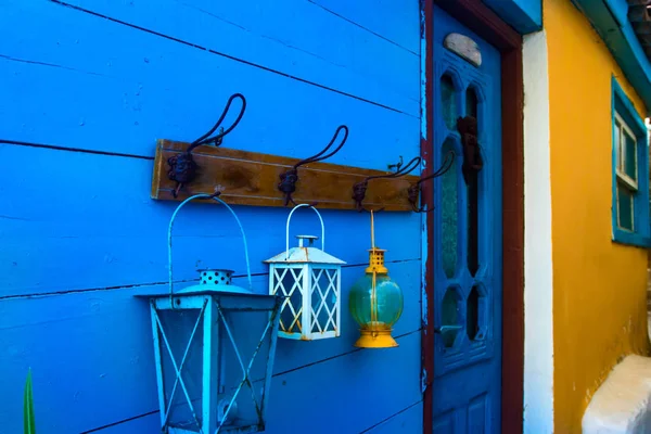 Isla Samos Grecia Pueblo Samos Kokkari Pared Colorida Linternas Azules — Foto de Stock