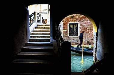Venedik. Kanal, gondol ve köprü birlikte. Venedik Fotoğraf. Venedik'in en ünlü görüntüsü.