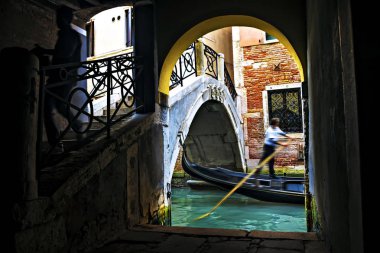 Venedik. Kanal, gondol ve köprü birlikte. Venedik Fotoğraf. Venedik'in en ünlü görüntüsü.