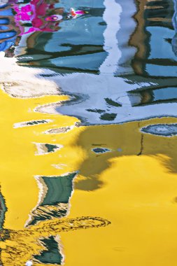 Burano, İtalya. Ünlü renkli burano evlerin yansımaları. Burano adası Venedik İtalya.