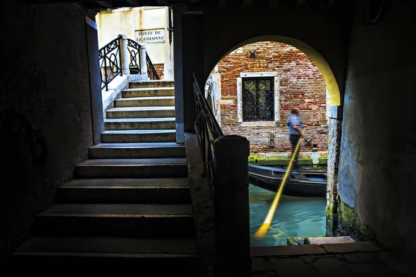 Venedik. Kanal, gondol ve köprü birlikte. Venedik Fotoğraf. Venedik'in en ünlü görüntüsü.