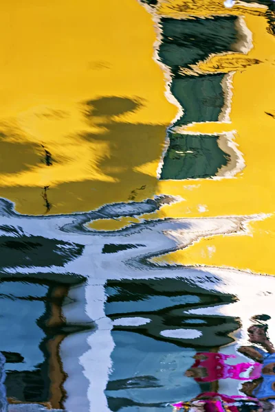 Burano, İtalya. Ünlü renkli burano evlerin yansımaları. Burano adası Venedik İtalya.