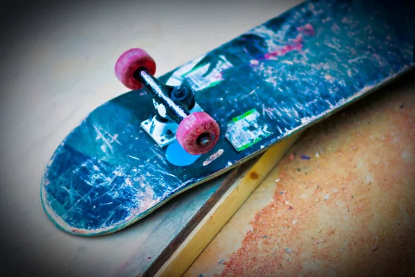Skateboard op een hellingbaan — Stockfoto