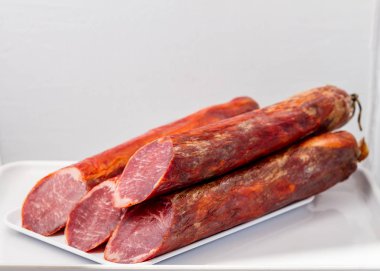 bir tepsi üzerinde bonfile ve kesilmiş