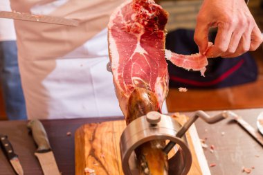 İber jambon bıçakile kesilmiş