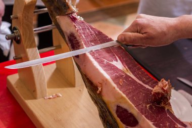 İber jambon bıçakile kesilmiş