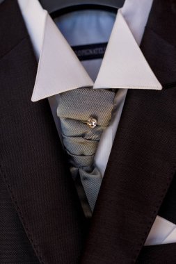 parlak broş ile kravat düğüm