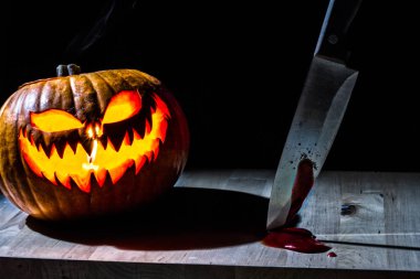 Masasında bıçak olan turuncu balkabağı.