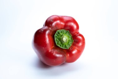 Beyaz arkaplanda tam kırmızı biber