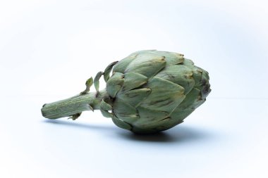 Beyaz arkaplanda yeşil enginar