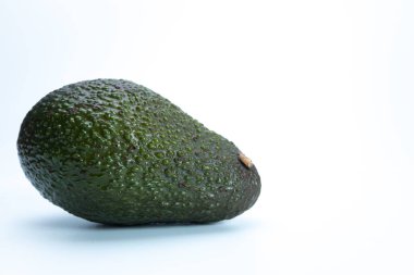 tüm avokado beyaz arkaplanda