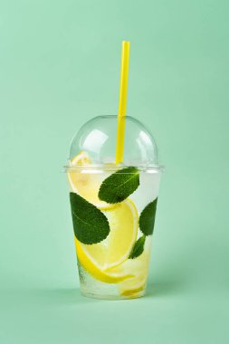 Yeşil arka planda naneli ve limonlu limonata, izole edilmiş