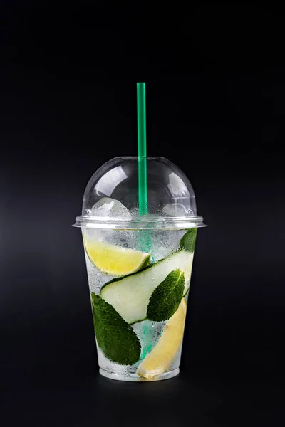 Siyah arka planda naneli, limonlu, limonlu ve salatalıklı limonata.