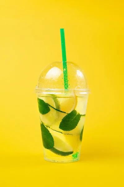 Naneli, limonlu, limonlu ve sarı arka planda salatalıklı limonata.