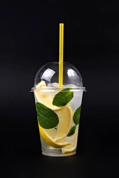 Siyah arka planda naneli ve limonlu limonata, izole edilmiş.