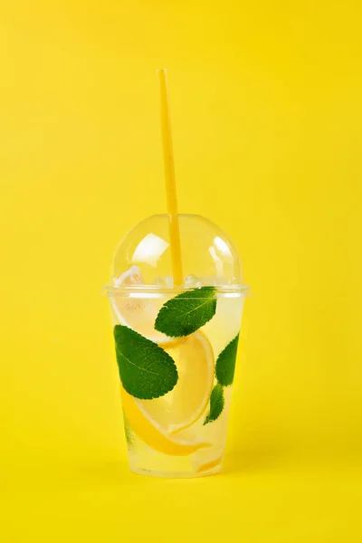 Limonada Para Acompañar Copa Con Menta Limón Sobre Fondo Amarillo — Foto de Stock