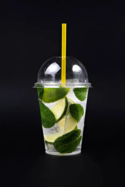 Siyah arka planda naneli limonata ve izole edilmiş limonata.