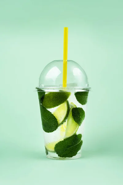 Yeşil arka planda naneli limonata ve izole edilmiş limonata.