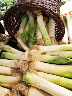 Hasır sepette taze pırasa