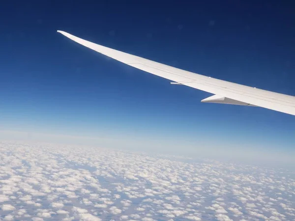 Flugzeugflügel Und Wolken Blick Vom Fenster Auf Schöne Wolke Und — Stockfoto