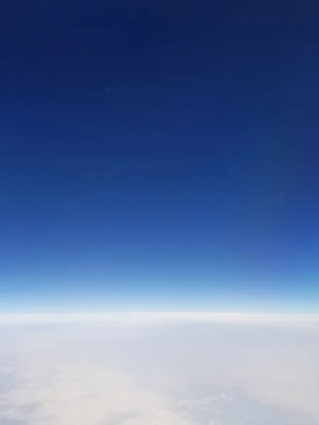 Piękne Niebieskie Niebo Widziany Okna Samolotu — Zdjęcie stockowe