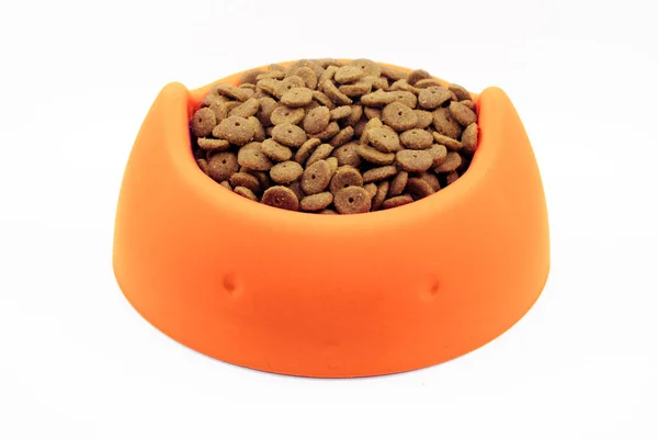 Turuncu kase de kuru kedi maması beyaz izole