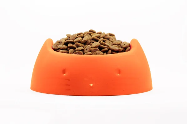Turuncu kase de kuru kedi maması beyaz izole