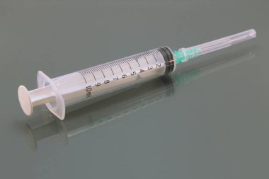 İğne korumalı şırınga izole edildi. Aşı ve enjeksiyon için tıbbi malzemeler.