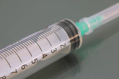 İğne korumalı şırınga izole edildi. Aşı ve enjeksiyon için tıbbi malzemeler.